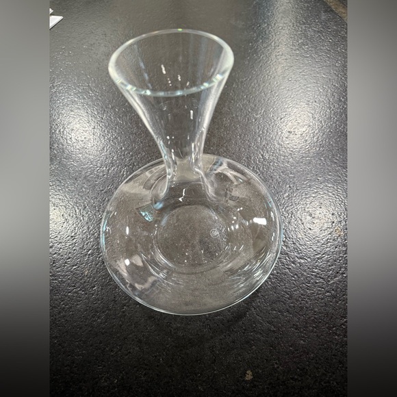 Wine Enthusiast Hand-Blown Glass Wine Decanter – Modern Design – Made in Poland - Picture 2 of 9